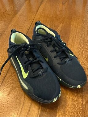Kids Nike Isofly navy/green sneakers. Size 5Y. Navy laces. Never worn!